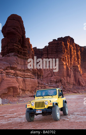 Jeep lungo la strada di cloruro di potassio Island in the Sky District il Parco Nazionale di Canyonlands vicino a Moab Utah Foto Stock