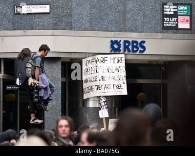 I dimostranti fuori della Royal Bank of Scotland al G20 dimostrazione nella città di Londra. Foto Stock