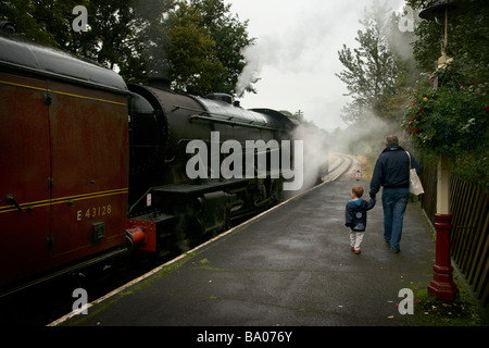 Una locomotiva a vapore arriva a Haworth Stazione ferroviaria West Yorkshire Inghilterra UK (c) Marc Jackson Fotografia Foto Stock