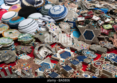 Souvenir religiosi su una fase di stallo nel mercato Carmel, Tel Aviv, Israele Foto Stock