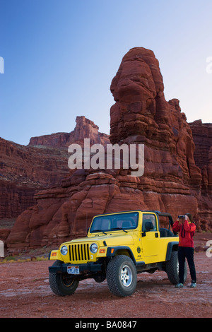 Jeep lungo la strada di cloruro di potassio Island in the Sky District il Parco Nazionale di Canyonlands vicino a Moab Utah Foto Stock