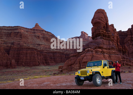 Jeep lungo la strada di cloruro di potassio Island in the Sky District il Parco Nazionale di Canyonlands vicino a Moab Utah Foto Stock