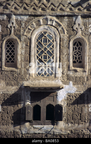 Decorate Windows & ante di un Adobe Mattone di fango casa torre, Sana'a o a San'a, Repubblica dello Yemen Foto Stock