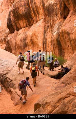 Ranger del Parco escursione di piombo nella fornace ardente Arches National Park vicino a Moab Utah Foto Stock