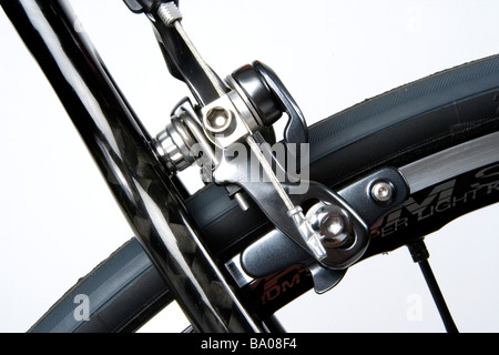 Close-up del cerchione posteriore freni su una tipica bicicletta da strada Foto Stock