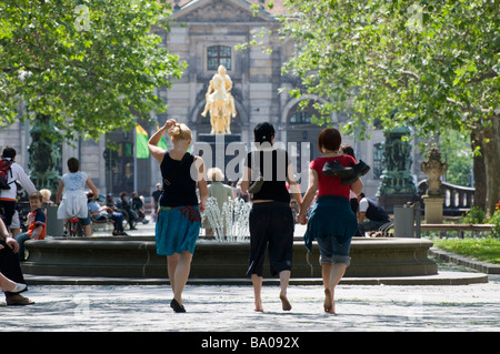 Dresden Neustadt Hauptstraße Allee und Fußgängerzone mit Menschen Blockhaus Neustädter Wache und Goldener Reiter Dresden Sachse Foto Stock