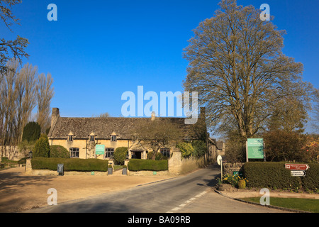 Il mulino e la Old Swan Inn nel centro del villaggio a Minster Lovell Oxfordshire Foto Stock