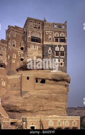 Dar al Hajar o Rock Palace Adobe Tower House, la residenza estiva di Imam Yahya, Wadi Dhar o Dhahr, vicino a Sana'a o San'a, Yemen Foto Stock