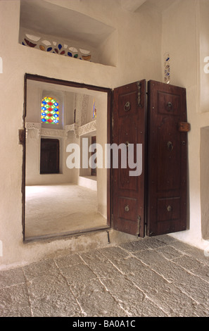 Cortile interno e delle porte del Dar al Hajar o Rock Palace, residenza di Imam Yahya, Wadi Dhar o Dhahr, vicino a Sana'a, Yemen Foto Stock