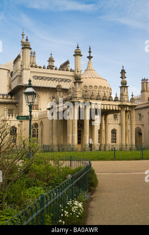 Royal Pavilion con giardino e lampada posta in primo piano Inghilterra Brighton Regno Unito Foto Stock