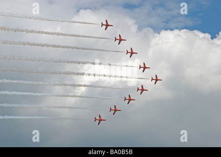RAF frecce rosse display team in vic con formazione di fumo sul, contro cloudscape. Foto Stock