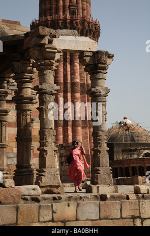 Strutture e rovine di Qutb Minar complesso, compresi i riccamente intagliato torre in pietra arenaria, a sud di Delhi, India. Foto Stock