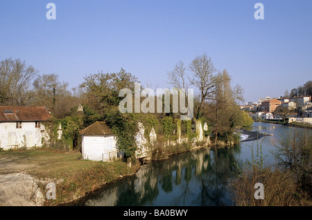 Angouleme, SW Francia. Fiume Charente visto dal ponte pedonale che collega CIBDI e CNBDI Foto Stock