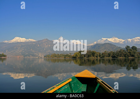 Annapurna montagne come si vede dal Phew Tal, Pokhara, Nepal Foto Stock