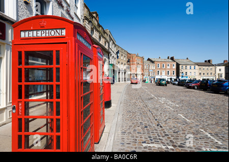 Tradizionale in rosso le cabine telefoniche in luogo di mercato, Richmond, Yorkshire Dales, North Yorkshire, Inghilterra, Regno Unito Foto Stock