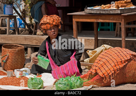 Pa-O tribù donna vendere la sua mercanzia sul giorno di mercato a Aungban, Stato Shan, Myanmar (Birmania) Foto Stock