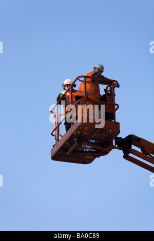 Due operai in un 'cherry picker' piattaforma. Foto Stock