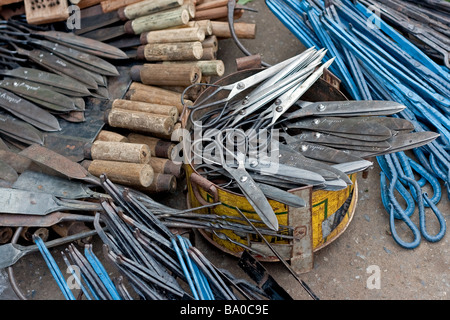 Gli strumenti e gli altri per uso domestico di attrezzi da cucina tutti artigianali rebar da un abile artigiano. Gli strumenti del mestiere visualizzata su un mercato in stallo in Myanmar Foto Stock