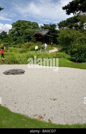 I turisti a piedi verso il gate Chokushi-Mon presso i Royal Botanical Gardens di Kew, Londra, Inghilterra Foto Stock