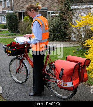 Royal Mail postwoman lettere di smistamento per il suo turno Foto Stock