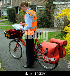 Royal Mail postwoman lettere di smistamento per il suo turno Foto Stock