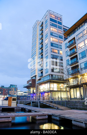 Alto edificio di appartamenti a Charlotte Quay Dublino Irlanda Foto Stock