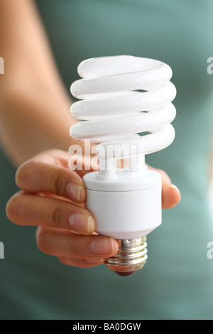 Mano azienda efficiente dal punto di vista energetico lampadina Foto Stock