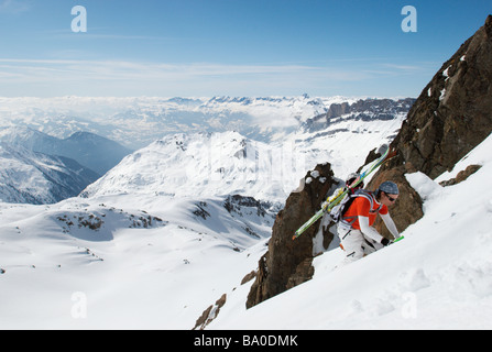 Sciatore a scalare una montagna, Chamonix, Francia Foto Stock