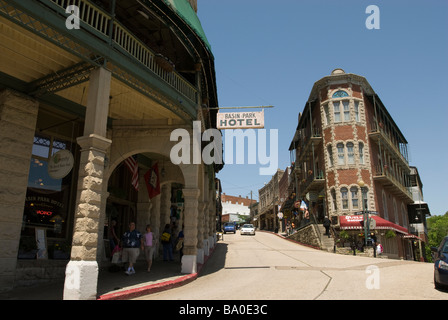 Il centro storico di mattoni e pietra architettura di Eureka Springs, Arkansas, rende un unica destinazione turistica. Foto Stock