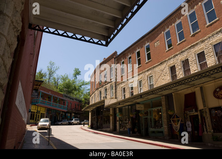 Il centro storico di mattoni e pietra architettura di Eureka Springs, Arkansas, rende un unica destinazione turistica. Foto Stock