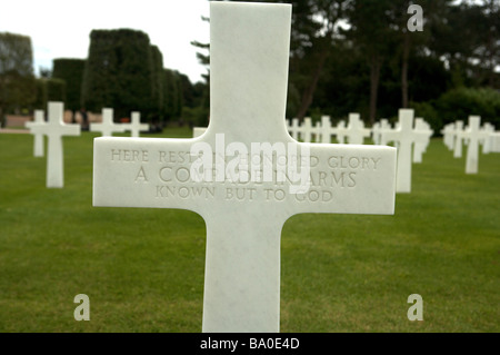 Croci Bianche stand in ricordo e marcatura tombe dei soldati statunitensi che sono morti durante la Seconda Guerra Mondiale durante lo sbarco in Normandia. Foto Stock