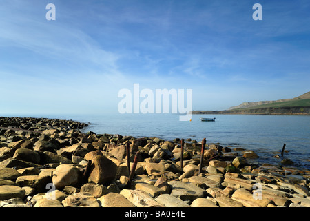 KIMMERIDGE BAY, DORSET, Regno Unito - 16 MARZO 2009: Vista di una spiaggia rocciosa vuota con gommone ormeggiato nella baia Foto Stock