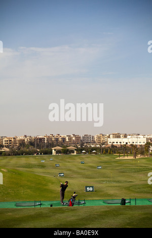 Gli amanti del golf sul driving range, Katameya Heights campo da golf, Nuova Cairo, Egitto Foto Stock