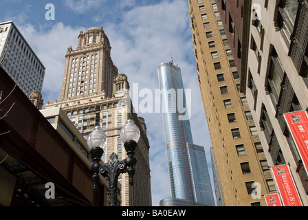 Diversi stili architettonici sullo skyline di Chicago con 35 East Wacker Drive (sinistra) e Trump Tower (blu) Foto Stock
