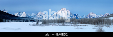 Panorama di foschia sopra lanca piegare all alba del Fiume Snake con Grand Teton picchi e Mount Moran su un freddo inverno mattina Wyoming USA Foto Stock