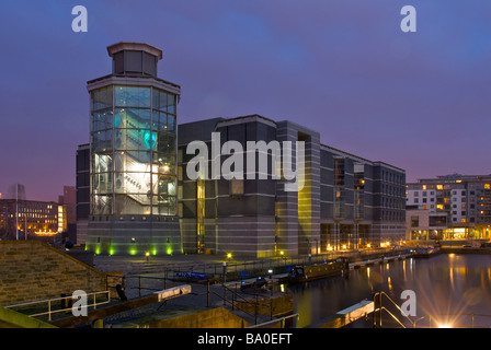 Il Royal Armouries Museum al crepuscolo, Clarence Dock, Leeds, West Yorkshire, Inghilterra, Regno Unito Foto Stock