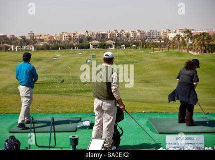 Gli amanti del golf sul driving range, Katameya Heights campo da golf, Nuova Cairo, Egitto Foto Stock