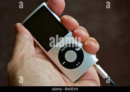Mano azienda Apple iPod Nano MP3 portatili personali lettore stereo Foto Stock