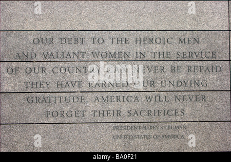 Una pietra con le parole del Presidente Harry Truman inscritto in essa rendere omaggio a coloro che sono morti nella guerra mondiale II e D-Day Foto Stock