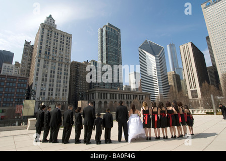 Un gruppo di nozze pone per le fotografie nel Millennium Park di Chicago STATI UNITI D'AMERICA Foto Stock