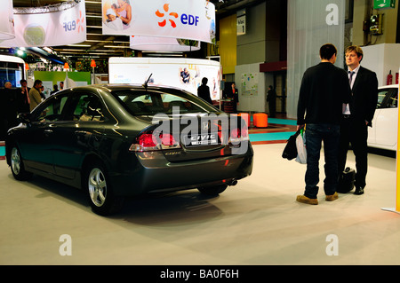 Parigi Francia, uomini d'affari Meeting 'Honda Car Company', 'Sustainability Trade Show' 'Salon Durable' Civic 'Hybrid Car' prodotto ecologico Foto Stock