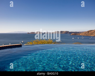 Vista della Baia di Papagayo a partire da un pool di condominio in Playa Hermosa in Guanacaste in Costa Rica. Foto Stock