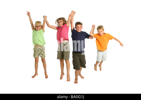 Gruppo di bambini saltando su sfondo bianco Foto Stock