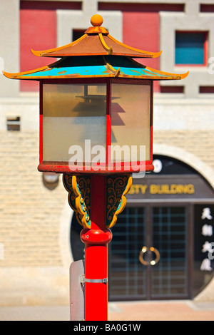 Lampada di strada al di fuori della Winnipeg culturale cinese e un centro comunitario nel centro di Chinatown, la città di Winnipeg, Manitoba, Canada. Foto Stock