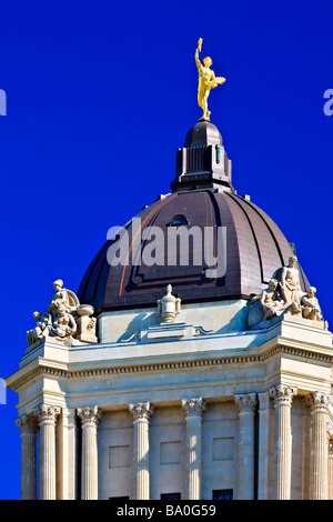 Il Golden Boy figura in cima alla cupola della costruzione legislativa nella città di Winnipeg Manitoba Canada Foto Stock