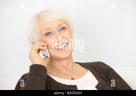 Senior donna parlando al cellulare Foto Stock