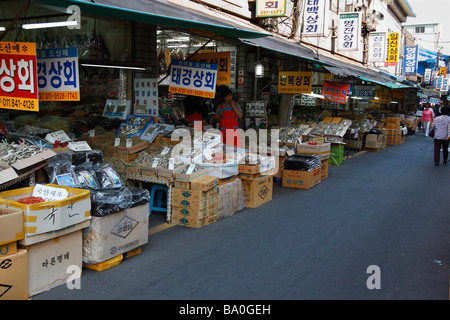 Un mercato del pesce street nella città di Busan, con i commercianti che si trova sul lato della strada vendono essiccati Pesci e prodotti del mare. Foto Stock