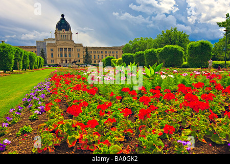 La regina Elisabetta II i giardini e il Palazzo Legislativo nella città di Regina Saskatchewan Canada Foto Stock