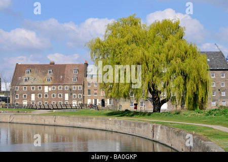 Mulino ad acqua di marea House Mill parte del complesso Three Mills nel paesaggio urbano di Bromley by Bow sul fiume Lea Lee Navigation East London Inghilterra Regno Unito Foto Stock