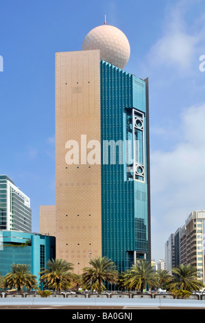 Abu Dhabi architettura moderno alto edificio con la sfera sul tetto Foto Stock